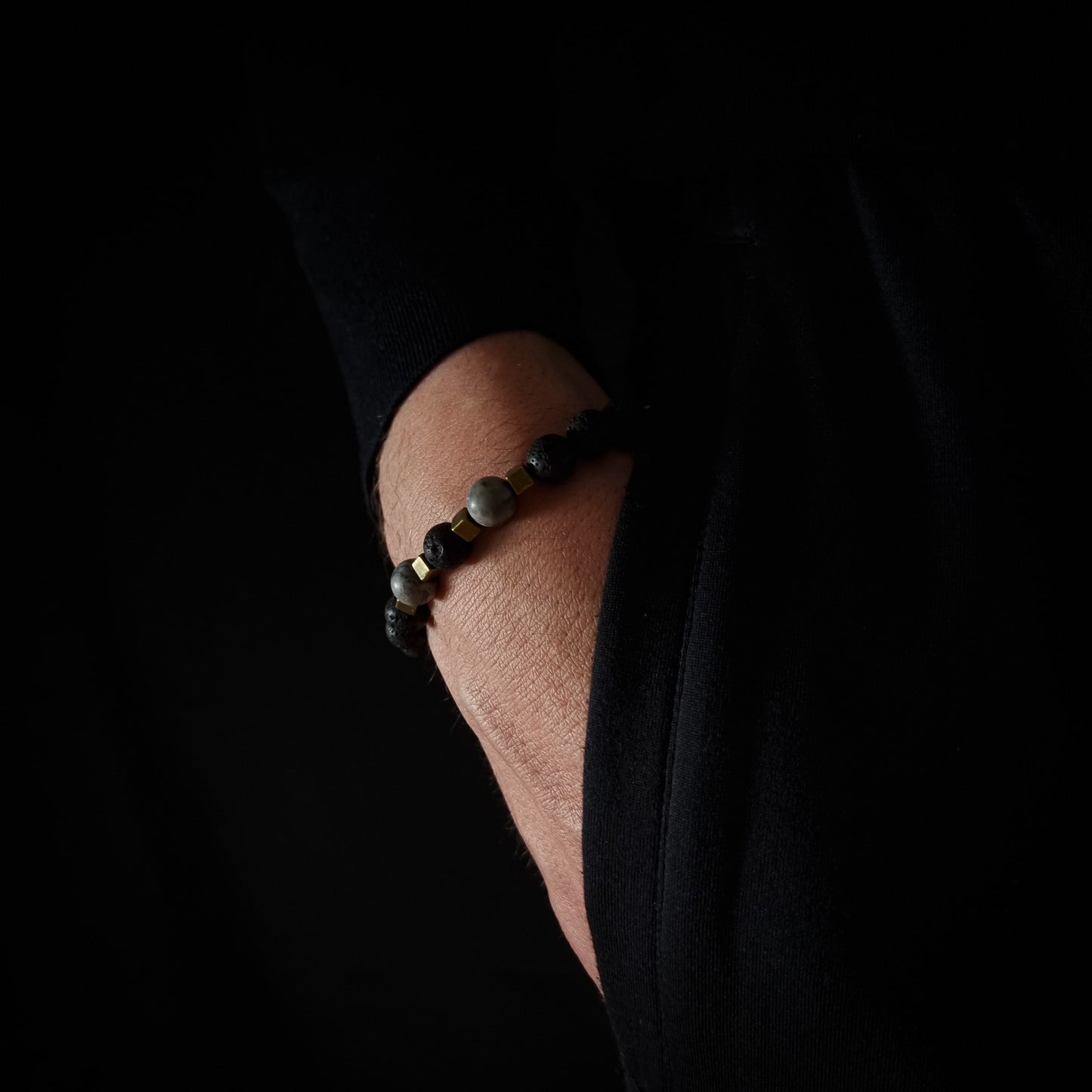 Armband mit Lavastone und Jaspis Perlen | ,,Midnight Walk"